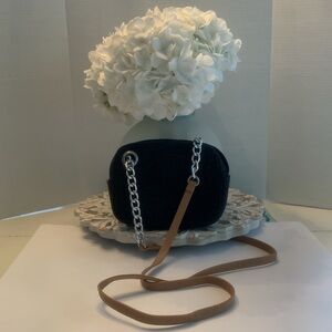 Black straw crossbody w/nondetachable strap